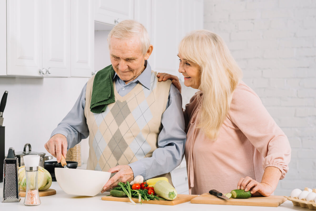 Pareja de edad cocinando